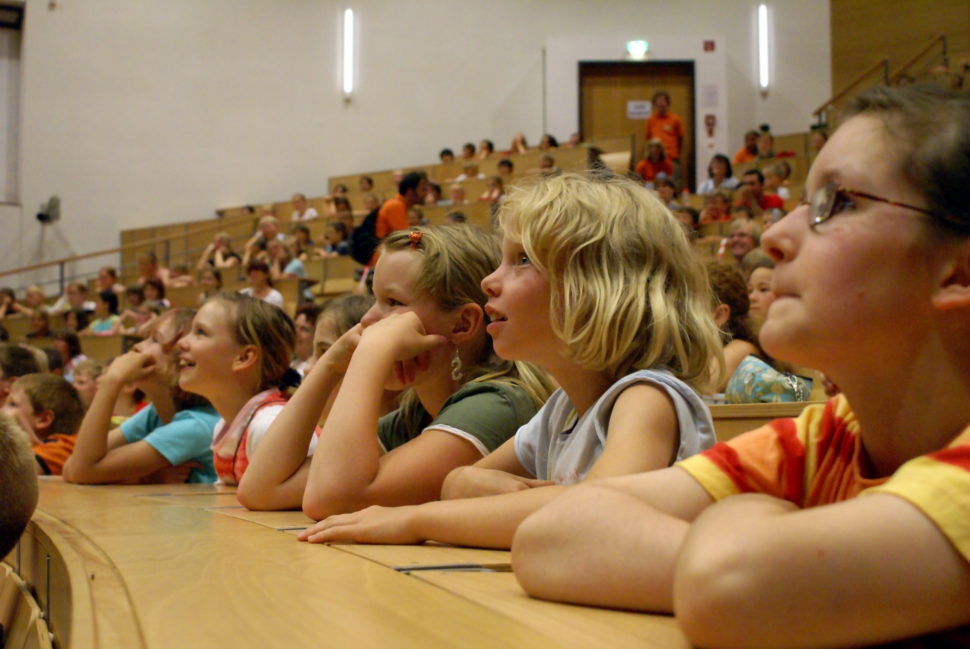 Kinder in einer Vorlesung der Kinder- und Jugenduni der TU Ilmenau