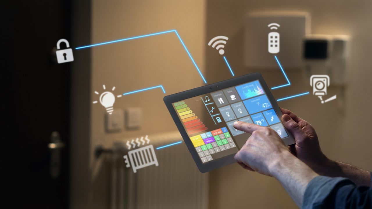 Nahaufnahme eines Mannes Hand ist mit einem futuristischen neuesten innovativen Technologie Glas Tablette mit Augmented-Reality-Hologramme als Fernbedienung von Smart Home-Geräte zu Hause oder im Büro