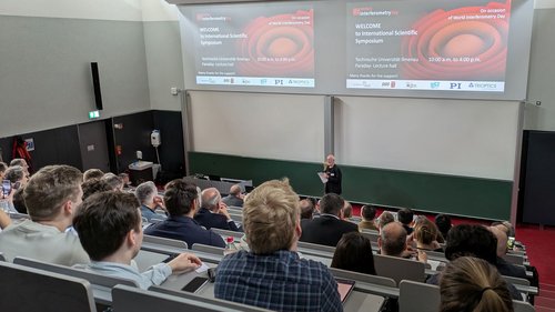 Personen bei Konferenz in Hörsaal