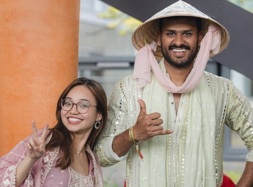 Zwei internationale Studierende zeigen Daumen hoch