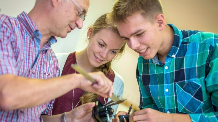 Dozent erklärt Studierenden Funktionsweise eines Apparats
