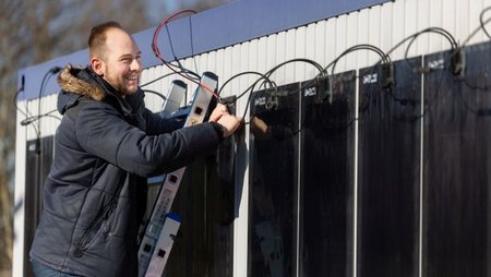 Mitarbeiter am Solarpaneel