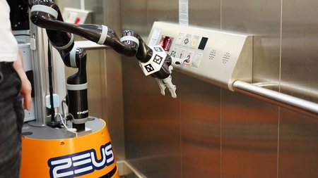 Serviceroboter drückt Fahrstuhlknopf