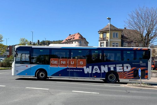 Bus mit Branding der TU Ilmenau