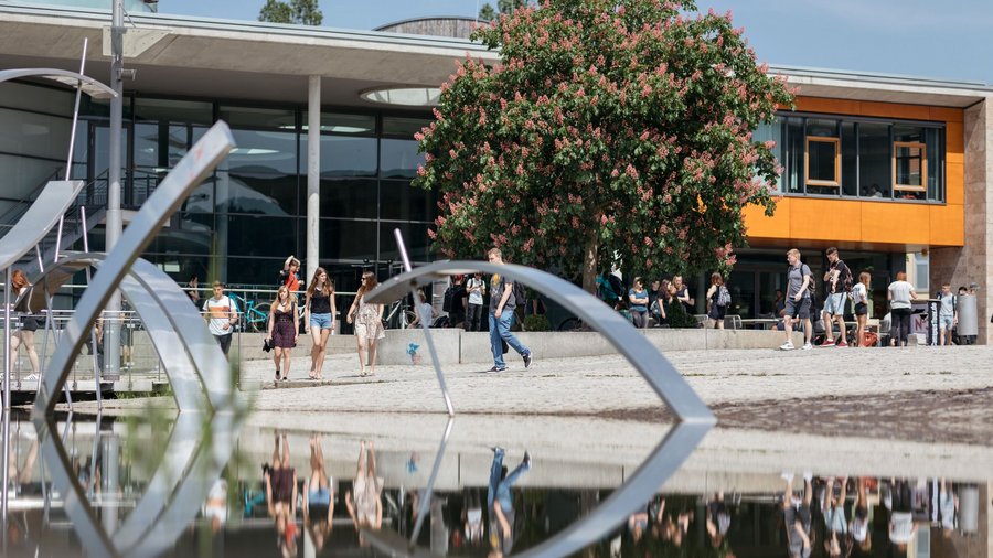 Zentraler Campus der TU Ilmenau: Humboldtbau mit Brunnen im Vordergrund