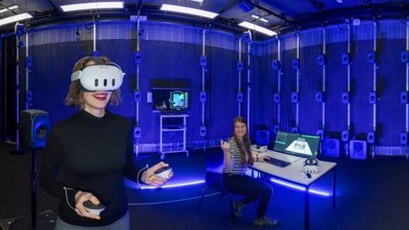 zwei Frauen im Hörlabor, eine am PC die andere nutzt eine VR Brille und Controller