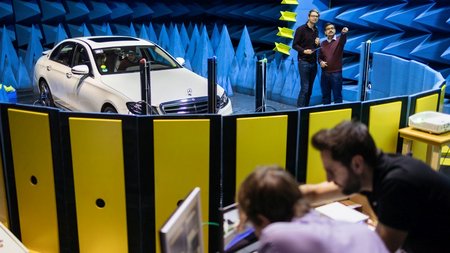 Mehrere Wissenschaftler in Forschungslabor des Thüringer Innovationszentrums Mobilität