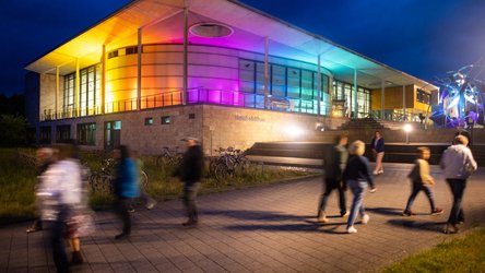 Humboldtbau beleuchtet am Abend
