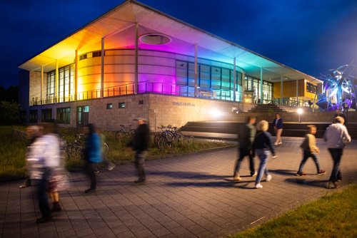 Humboldtbau beleuchtet am Abend