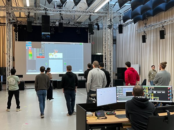 Hörversuch im Tonstudio von d&b audiotechnik