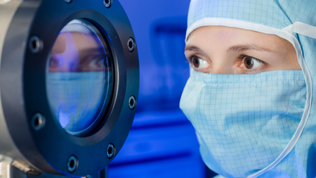 Nahaufnahme Wissenschaftlerin schaut in Gerät