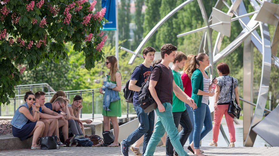 Studierende auf dem Campus der TU Ilmenau