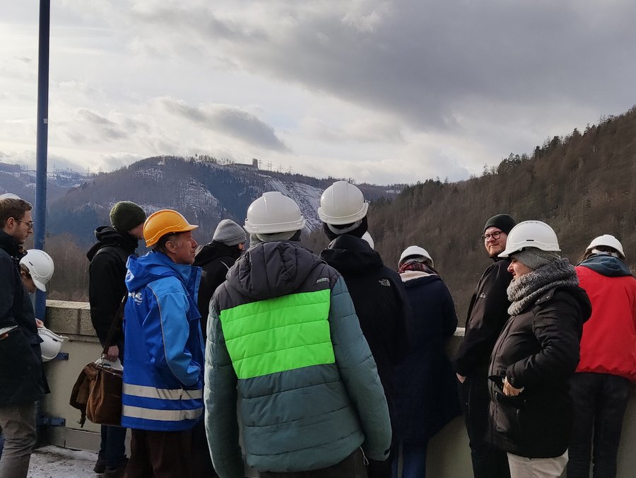 Erklärungen auf der Staumauer