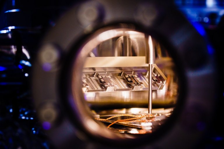 Blick in die Ultrahochvakuum-Kammer eines Rastertunnelmikroskops 