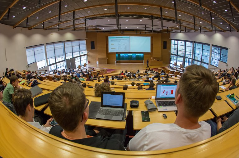 Studierende im Hörsaal mit Laptops