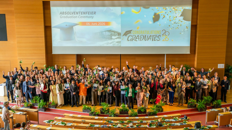 Viele Uniabsolventen auf einer Bühne