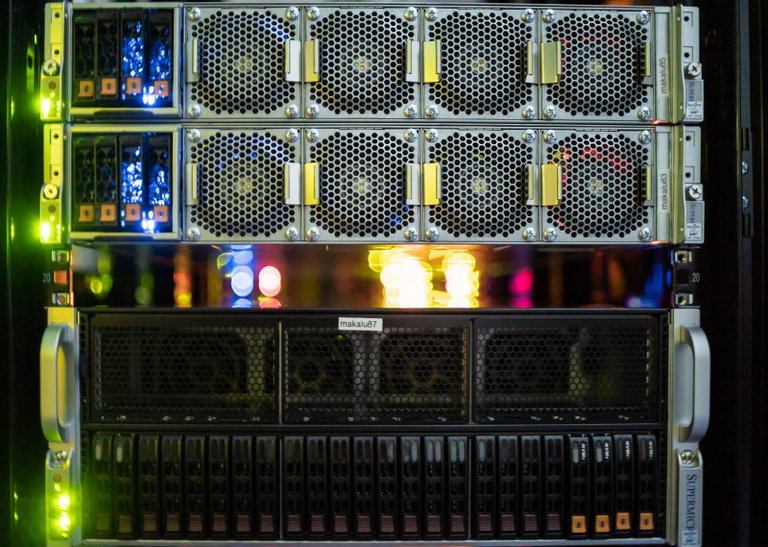 Detailausschnitt vom GPU-Cluster mit Metallteilen und leuchtenden Lämpchen