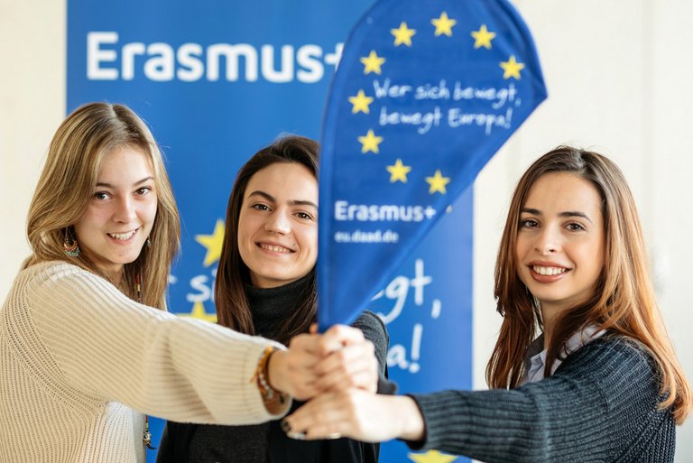 Drei Frauen mit Erasmus Flagge