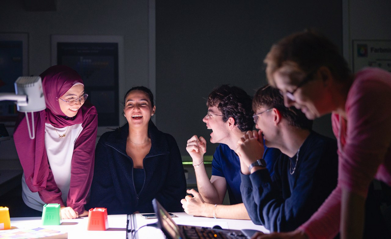 Junge fröhliche Menschen arbeiten gemeinsamen