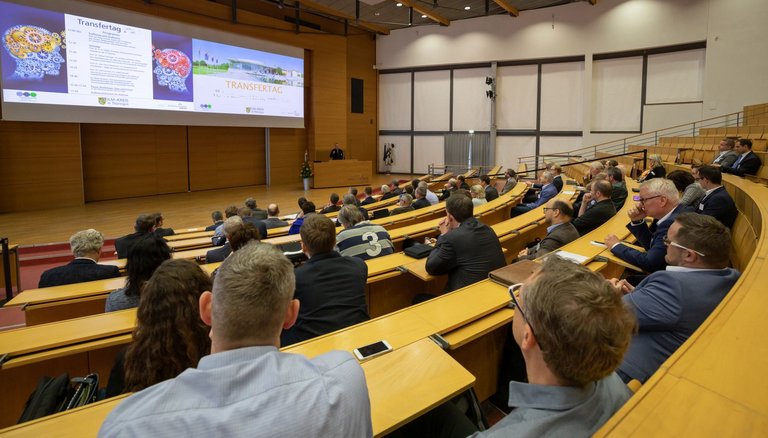 Transfertag an der TU Ilmenau, Gäste sitzen im Hörsaal und hören einen Vortrag