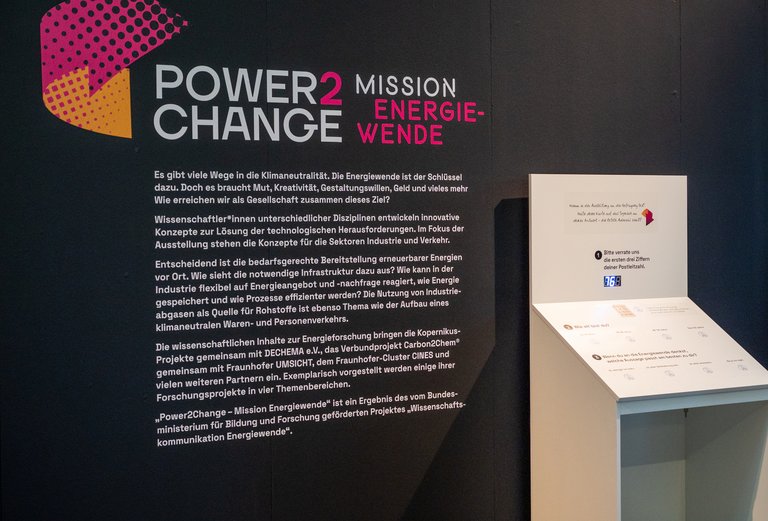 Tafel mit Text und Station in der Ausstellung Power2Change: Mission Energiewende