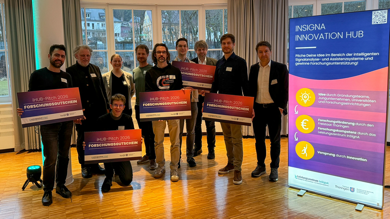 Mehrere Personen mit Forschungsgutscheinen bei iHub Pitch