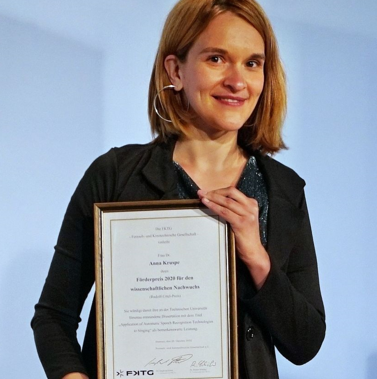 Preisträgerin Anna Kruspe mit der Ehrenurkunde.