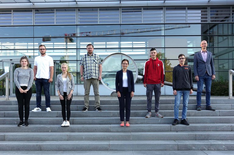 Gruppenbild der sechs neuen Azubis und dem Kanzler und der Ausbildungsleiterin der TU Ilmenau.