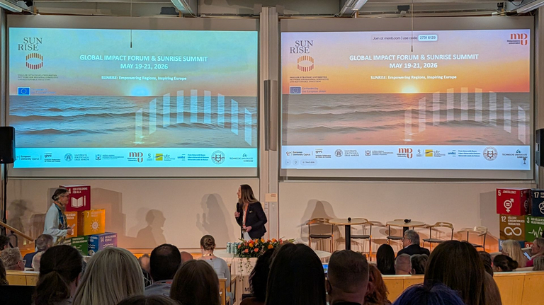 Speakerinnen bei einer Konferenz