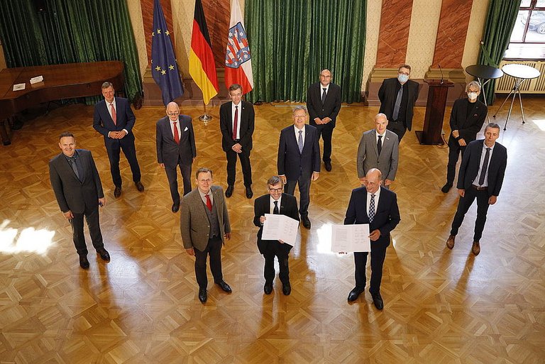 Ministerpräsident Bodo Ramelow und die Präsidenten der Thüringer Hochschulen stehen in der Thüringer Staatskanzlei zur Unterzeichnung der Rahmenvereinbarung.