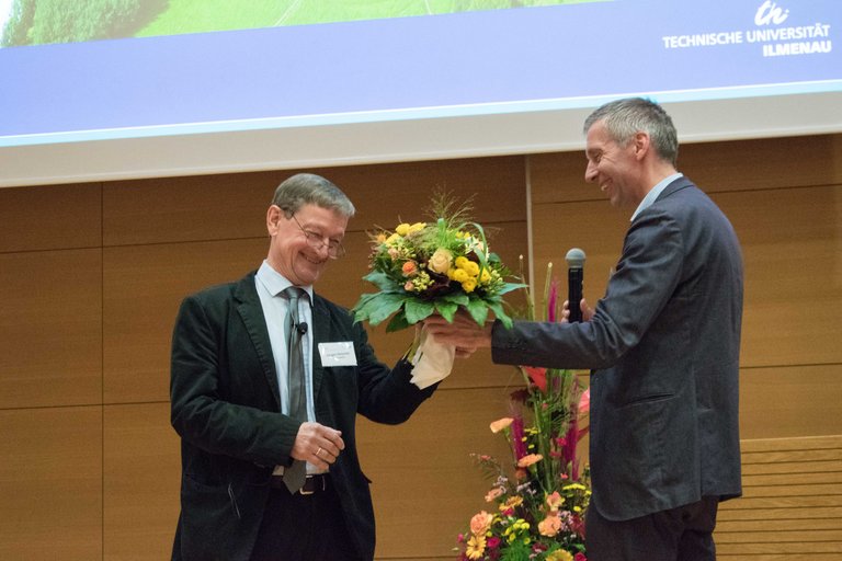 Professor Sattler übergibt Blumen an Professor Petzoldt