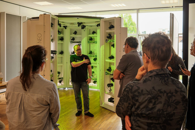 Menschen im Labor vor einem Full-Body-Scanner