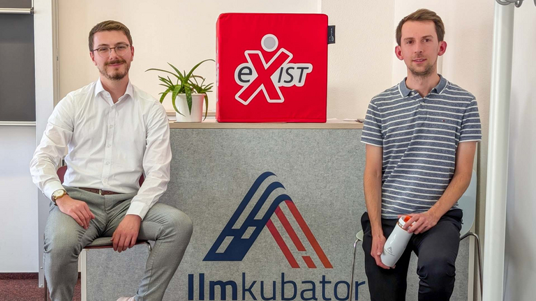Zwei Personen vor Schild Ilmkubator und EXIST