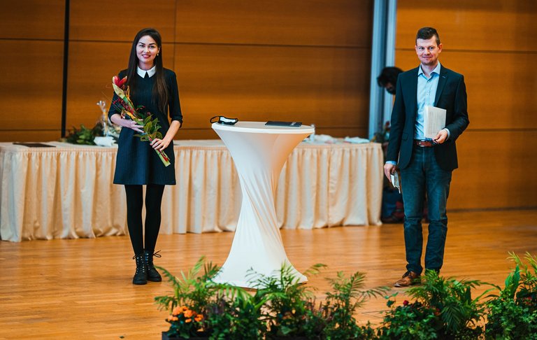 Preisträgerin Alina Valitova und Oberbürgermeister Daniel Schultheiß zur Preisvergabe im Audimax der TU Ilmenau